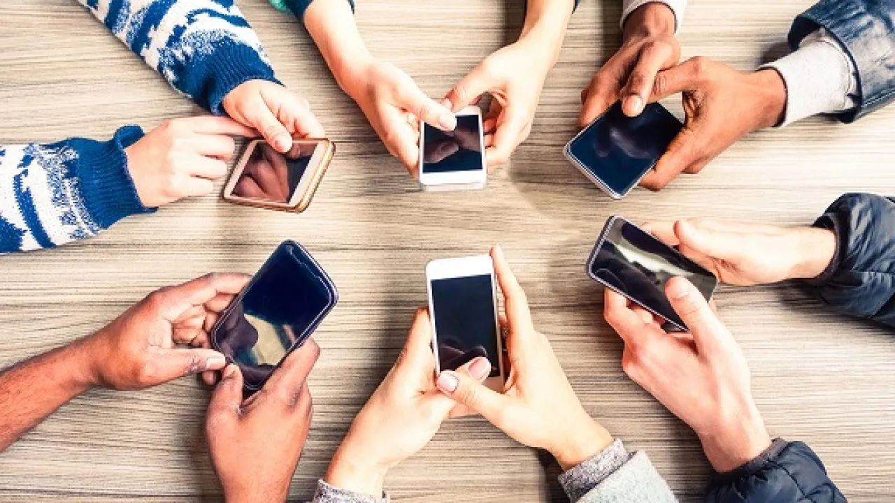 Divieto d’accesso ai social media per i minori di 16 anni in Germania: consenso politico contro odio e bullismo, ma i docenti non ci stanno