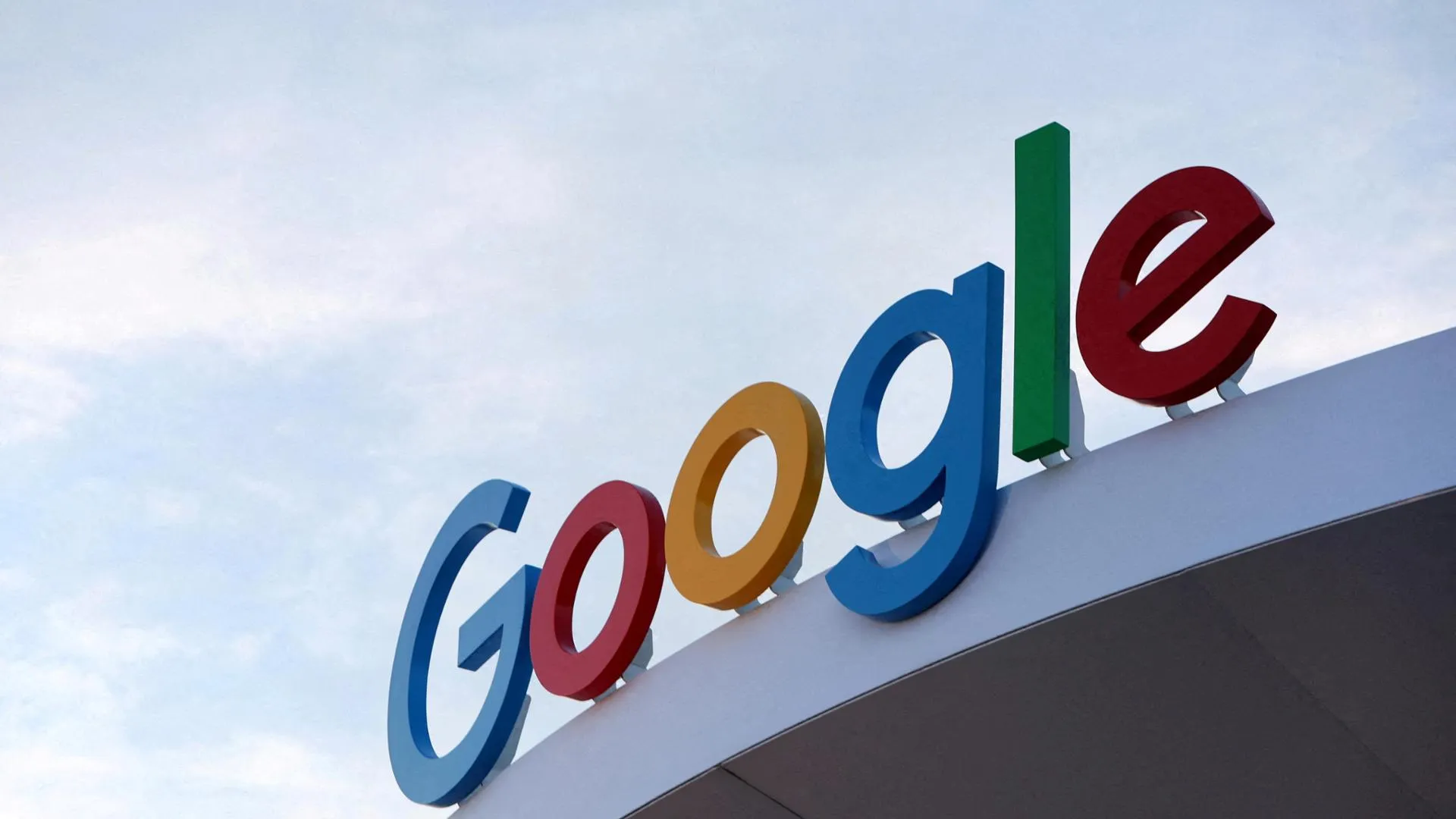 Google Sanzionata: Doppia Multa da Oltre 700 Milioni di Euro tra Francia e Stati Uniti
