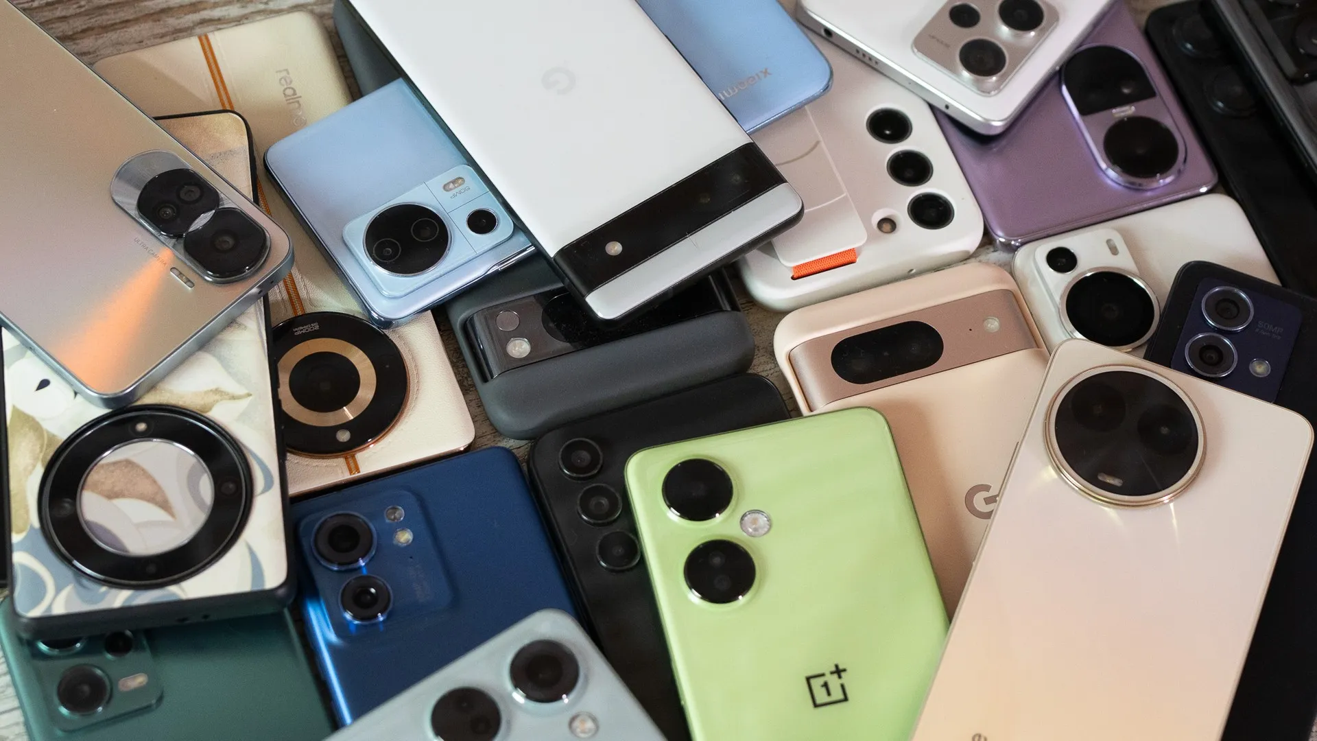 Smartphone Premium 2025: Apple in leggero calo, Google raddoppia le vendite e il mercato si trasforma
