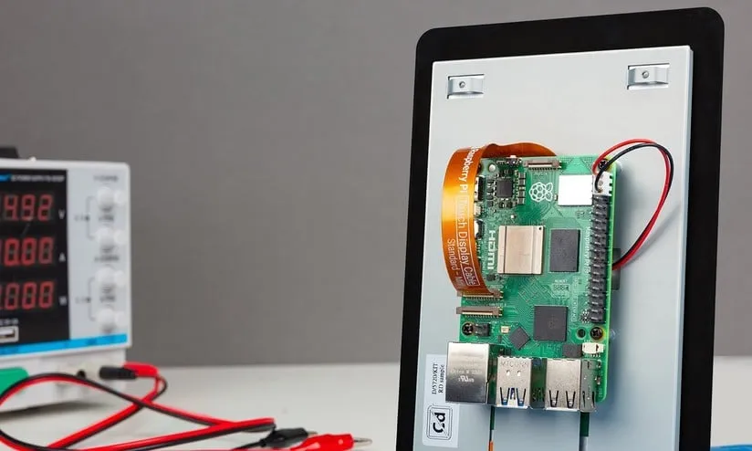 Raspberry Pi rivoluziona il mercato con il nuovo Touch Display 2 da 5 pollici: tutte le novità sullo schermo ufficiale economico e pronto all’uso