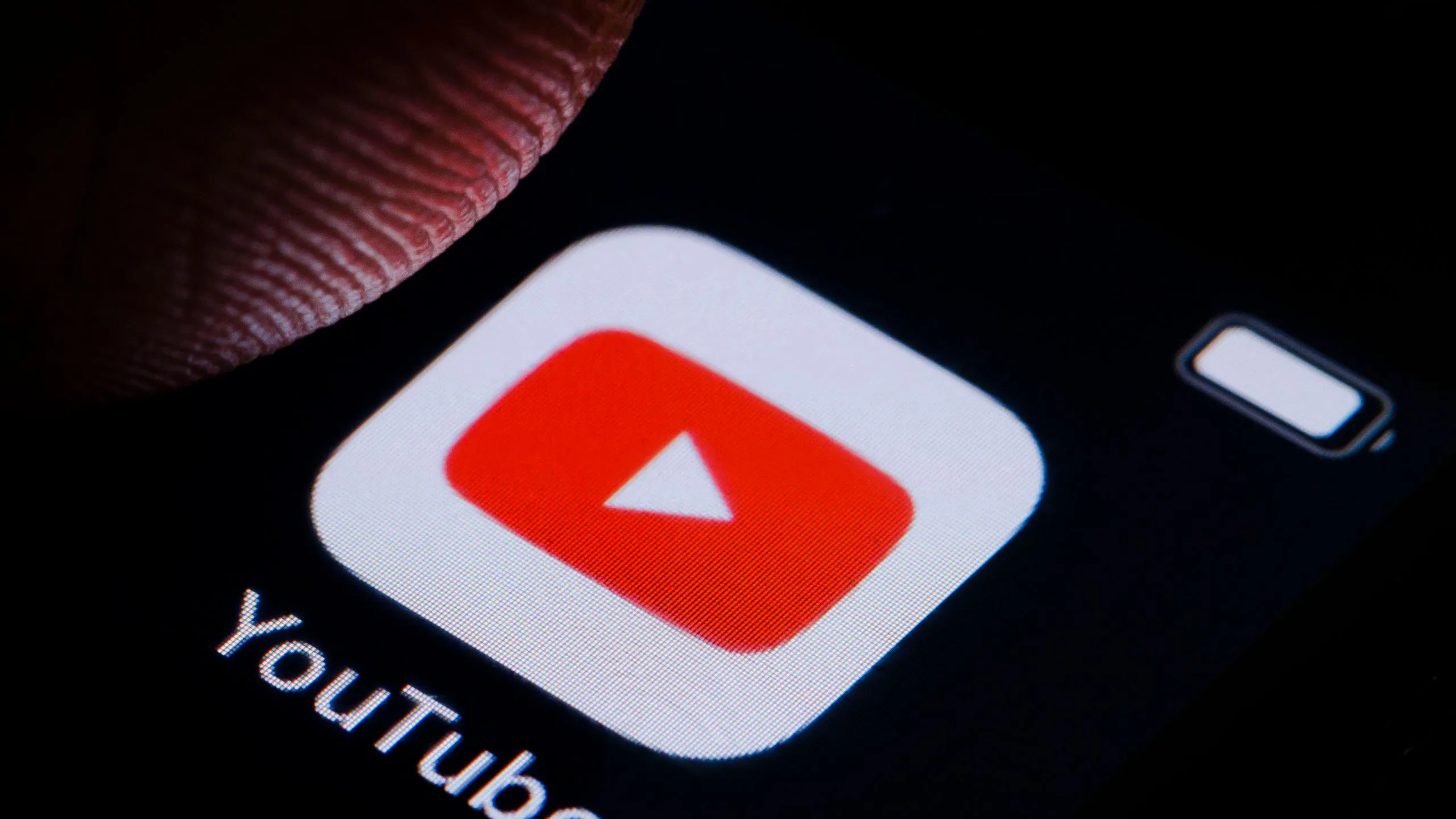 YouTube: Il Nuovo Pilastro dell'Istruzione per il 75% dei Giovani Italiani
