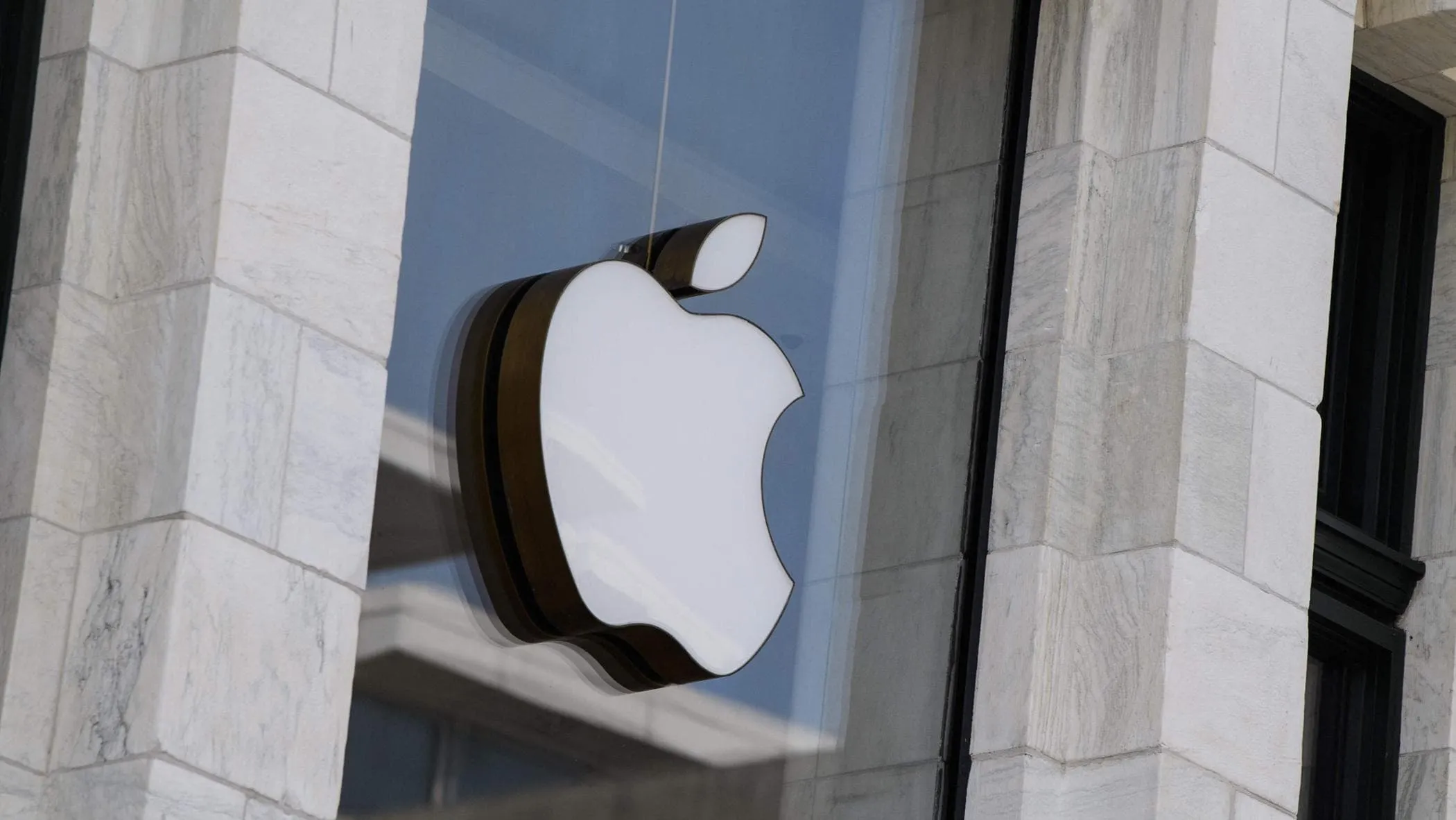 Apple annuncia investimenti da record negli Stati Uniti: Trump protagonista dell'accordo da 100 miliardi