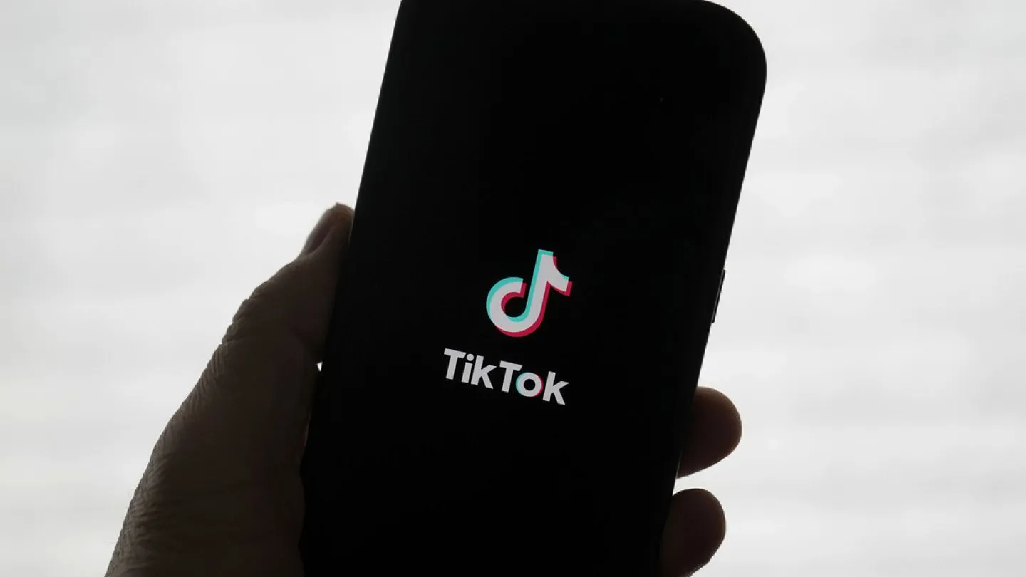La Francia pronta a vietare TikTok ai minori di 15 anni: le raccomandazioni della commissione parlamentare e le implicazioni per adolescenti e famiglie
