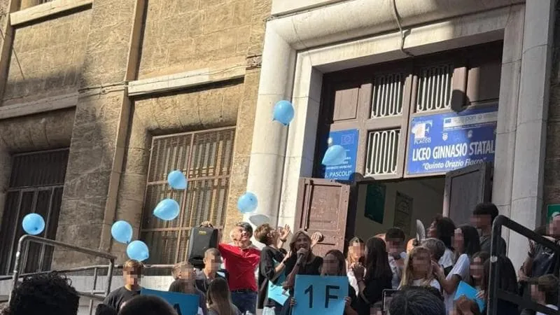 Lancio di Palloncini al Liceo Flacco di Bari: Un Gesto Apparentemente Innocuo che Solleva Critiche Ambientali