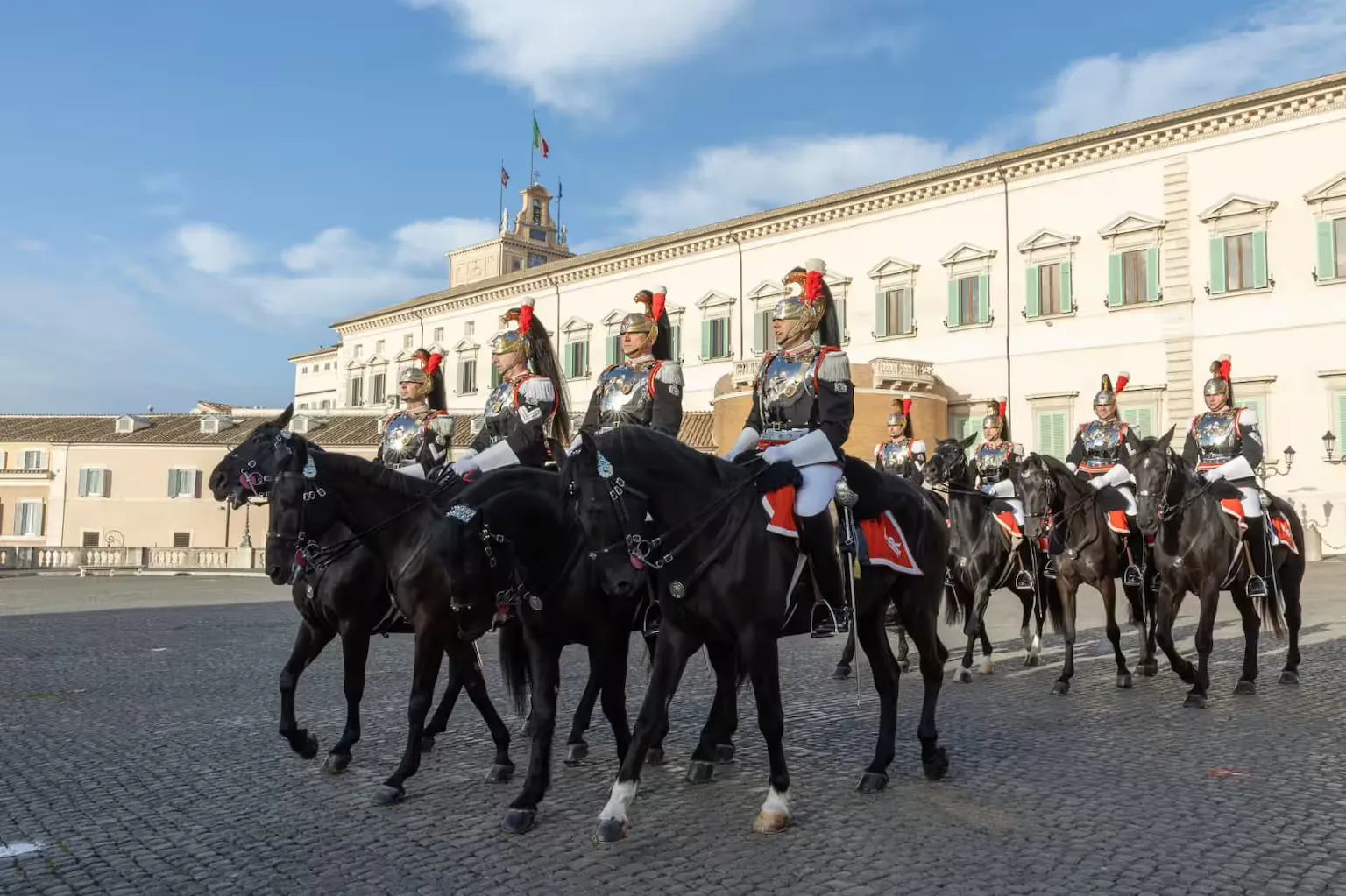 165 anni di Unità d'Italia: al Quirinale il cambio della guardia solenne con i Corazzieri e la Fanfara a cavallo