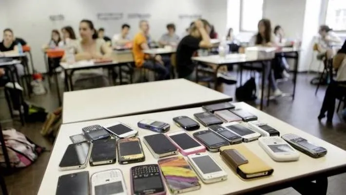 Stop agli Smartphone a Scuola: Nuove Regole e Sanzioni dalla Primaria alle Superiori dal 2025