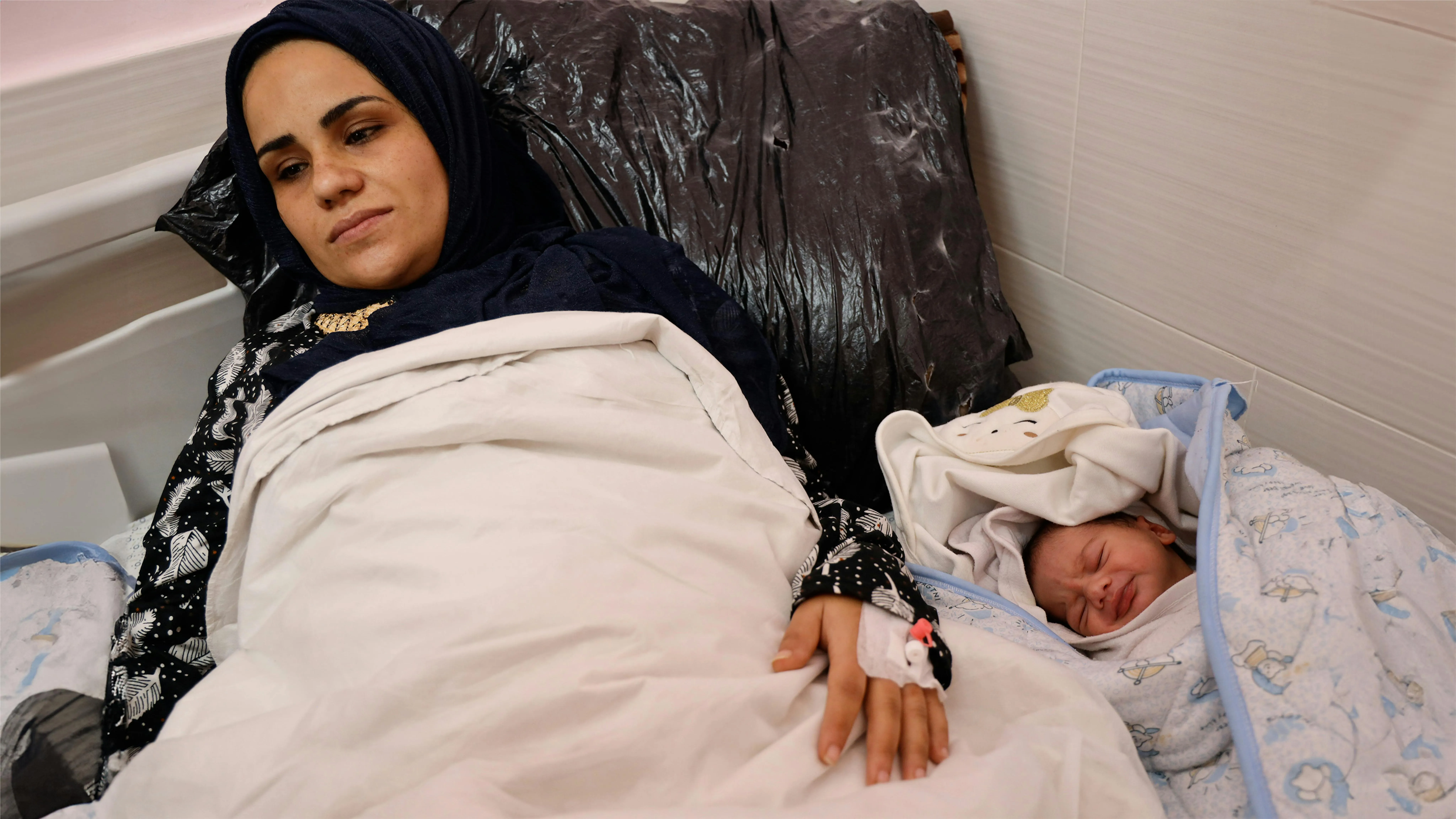 Emergenza sanitaria a Gaza: donne costrette a partorire in strada mentre la comunità internazionale discute sul riconoscimento dello Stato palestinese