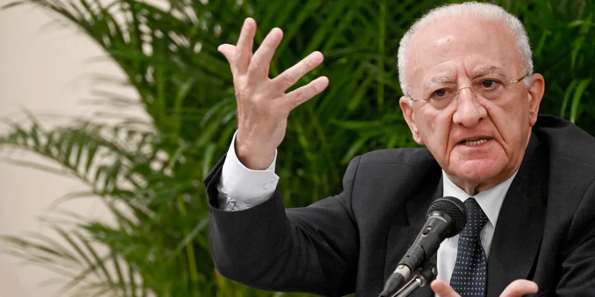 De Luca sfida il Governo: ricorso al Tar per la scuola in Campania e la questione dei dirigenti scolastici