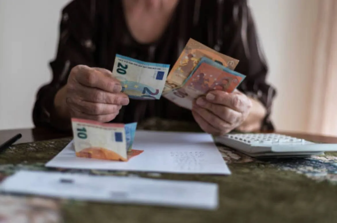 Aumento dell'età pensionabile nel 2027: Durigon si oppone, il Governo valuta la spesa per bloccarlo