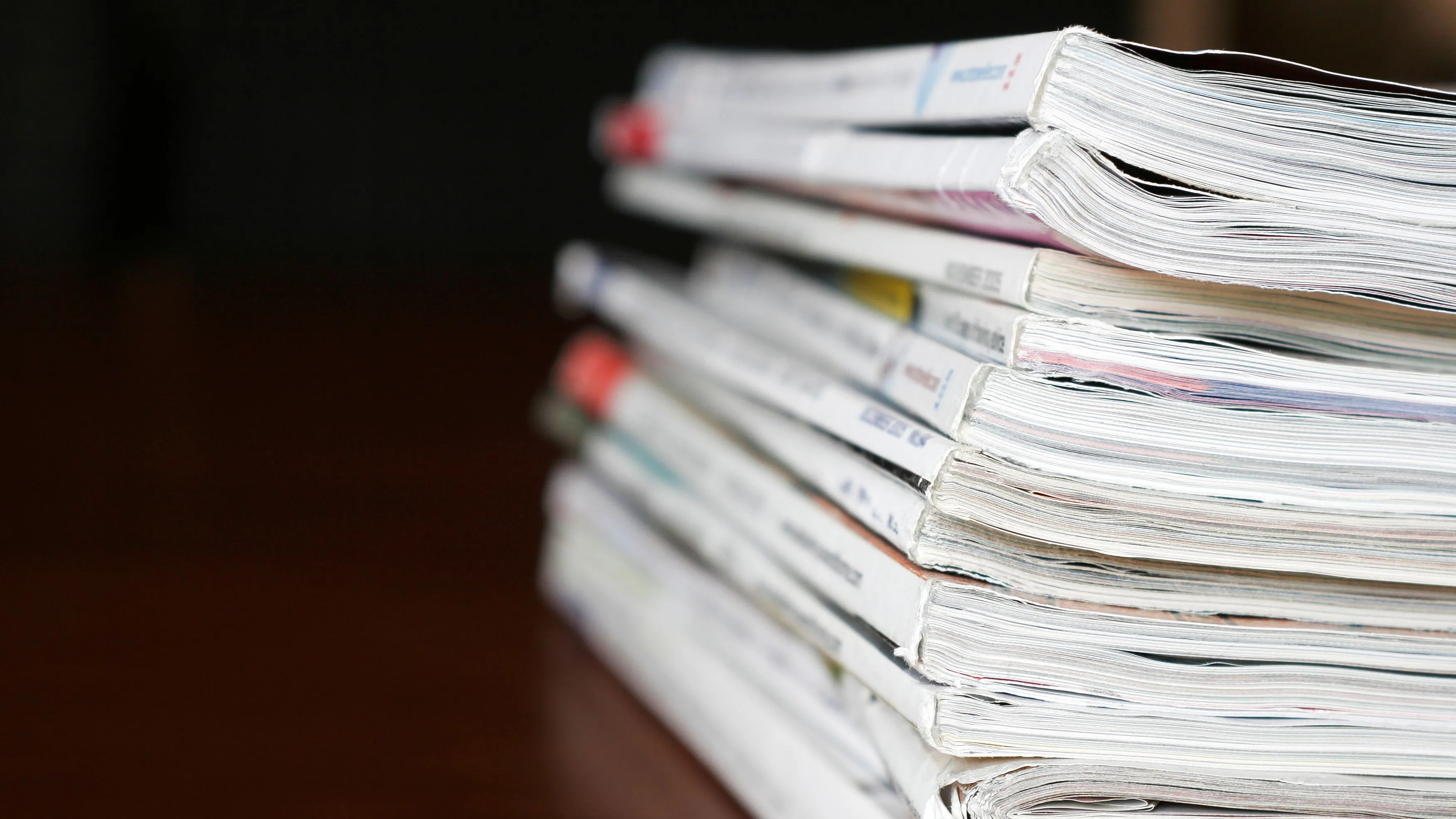 L’esplosione delle pubblicazioni scientifiche false: come il fenomeno delle paper mill minaccia la credibilità della ricerca