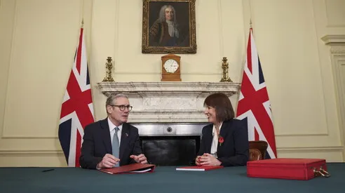 Il Regno Unito introduce una 'Levy' sulle tasse degli studenti internazionali per sostenere borse di studio agli studenti britannici svantaggiati: analisi, impatti e prospettive future