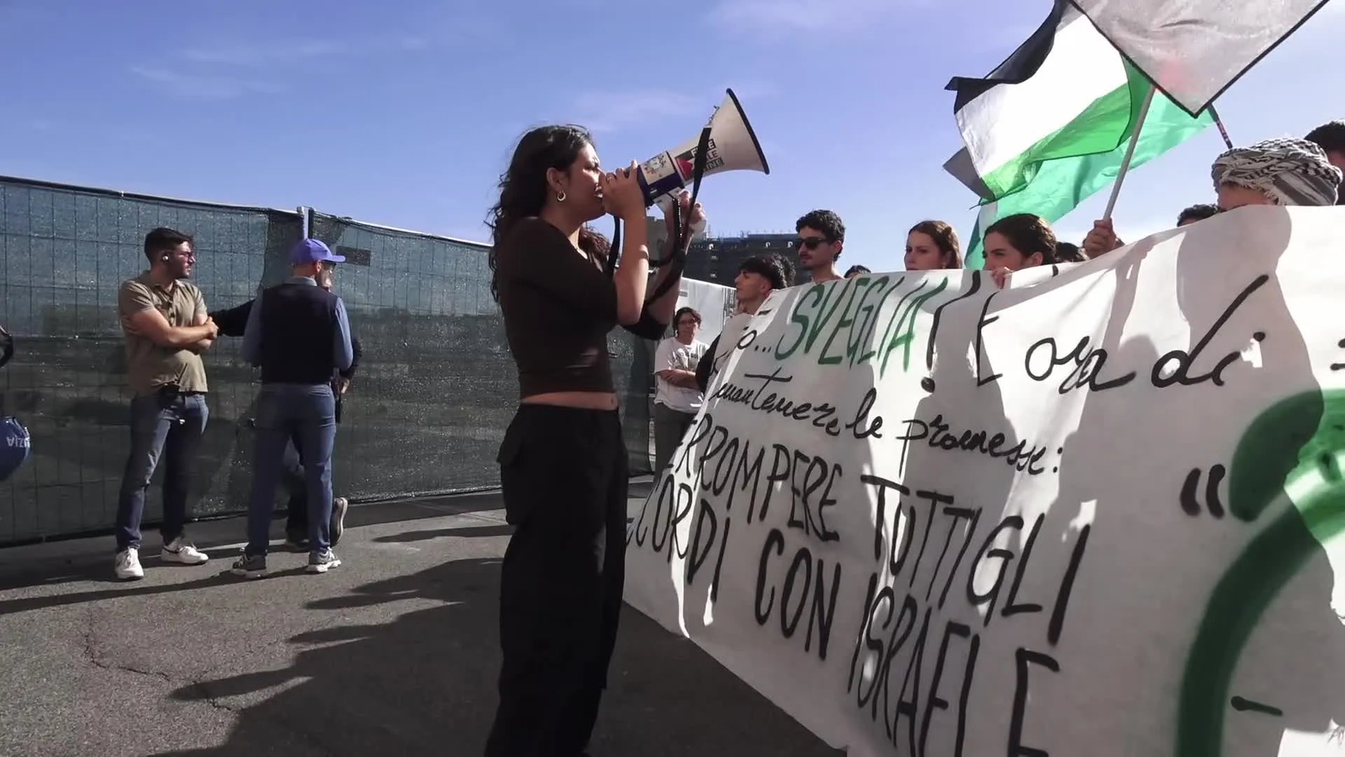 Studenti in Piazza a Napoli: Il Flash-mob contro gli Accordi tra Università e Israele