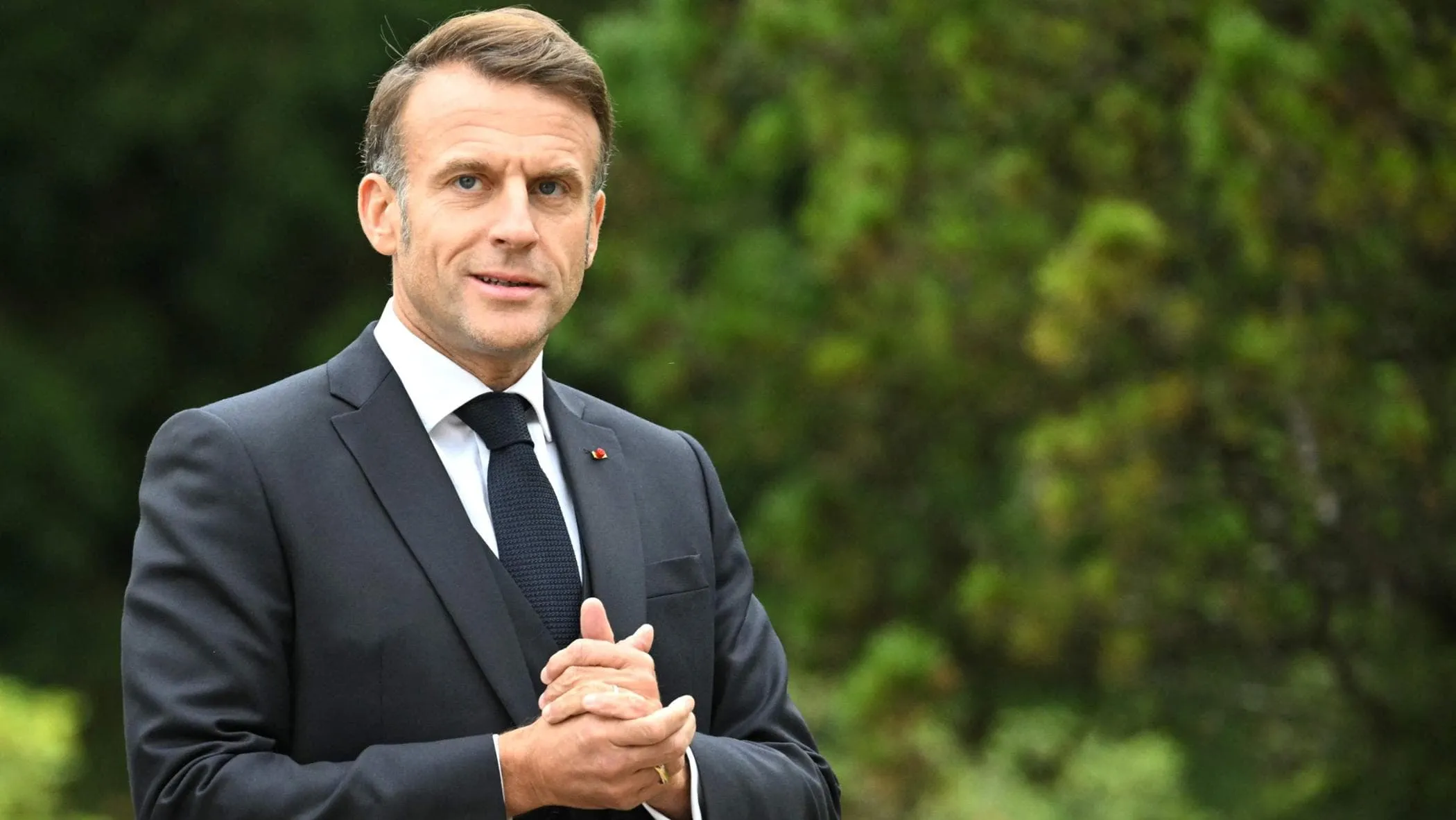 Il Difficile Equilibrio di Macron: La Strategia per Resistere al Caos Politico in Francia con il Supporto delle Élite Globali