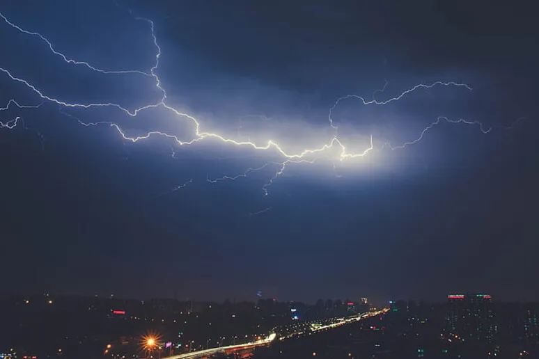 Il fulmine più lungo mai registrato: dagli USA un nuovo record