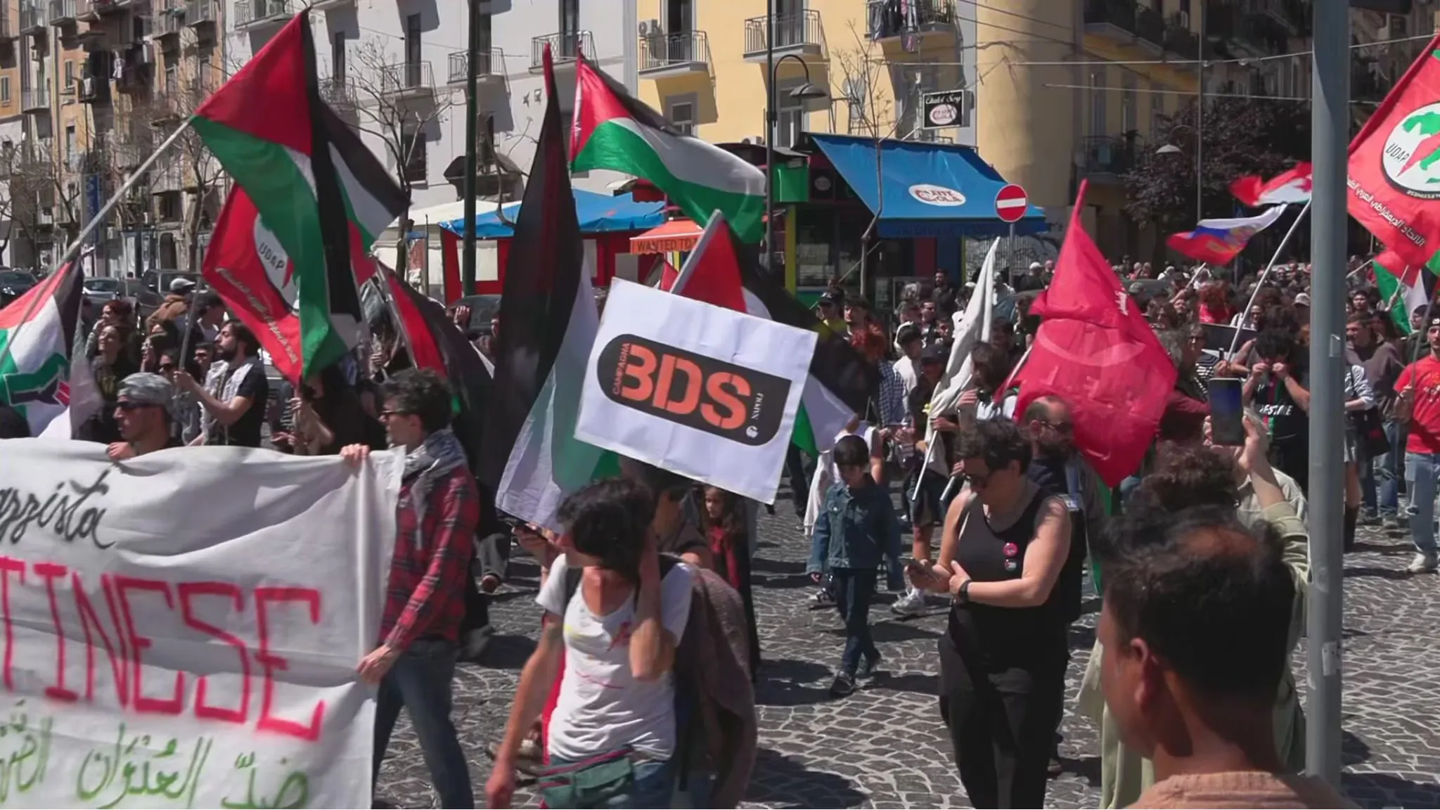 25 aprile a Napoli, migliaia in corteo contro il governo: esposto un cartello con Valditara a testa in giù