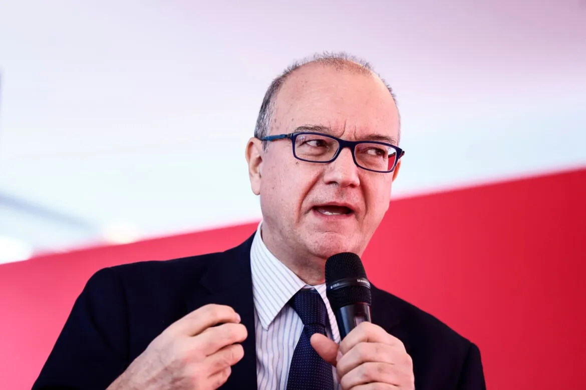 Valditara annuncia nuove politiche per la scuola: aumenti stipendiali per i docenti e meno burocrazia
