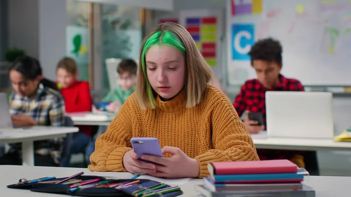 Crisi dell’Istruzione tra Social, Divieti e Modelli: Il Futuro dei Giovani Italiani senza Smartphone e Internet