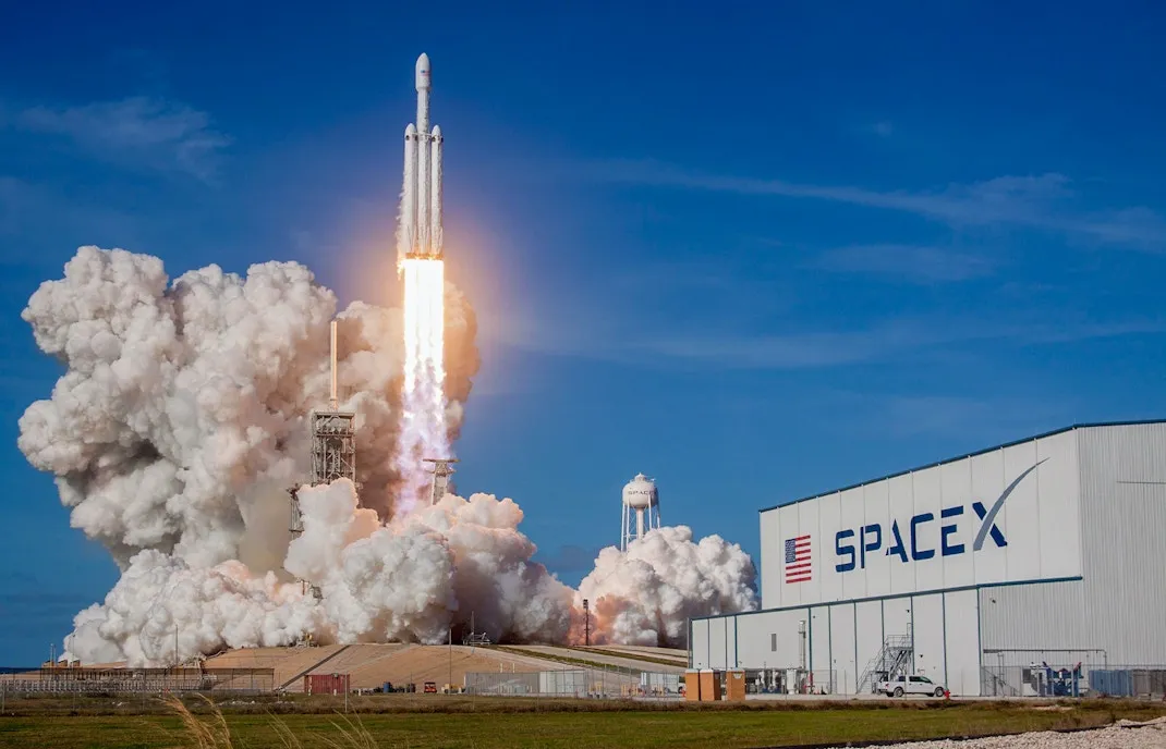 SpaceX compie un nuovo passo nello spazio: lanciati altri 24 satelliti Starlink dalla California