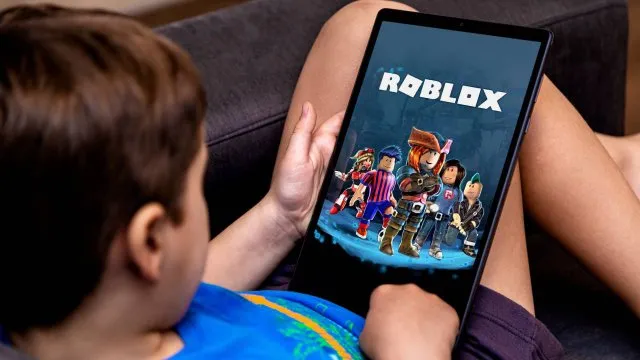 Roblox rafforza la sicurezza per i minori: nuove regole e divieti contro i contenuti inappropriati