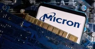 Micron annuncia il ritiro dalle vendite di chip per server in Cina: effetto del bando governativo del 2023