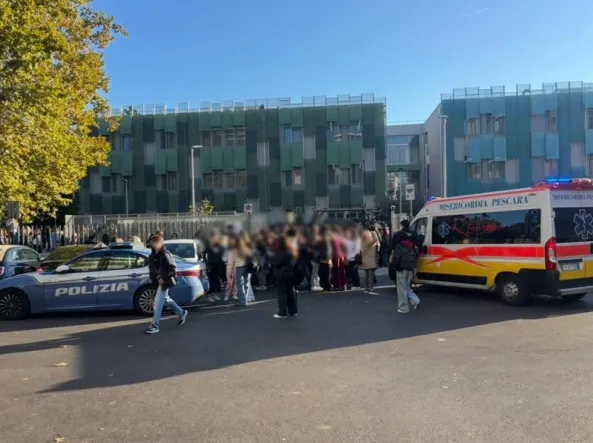 Emergenza al Liceo Marconi di Pescara: Evacuazione per Sostanza Irritativa e Ricoveri tra Studenti