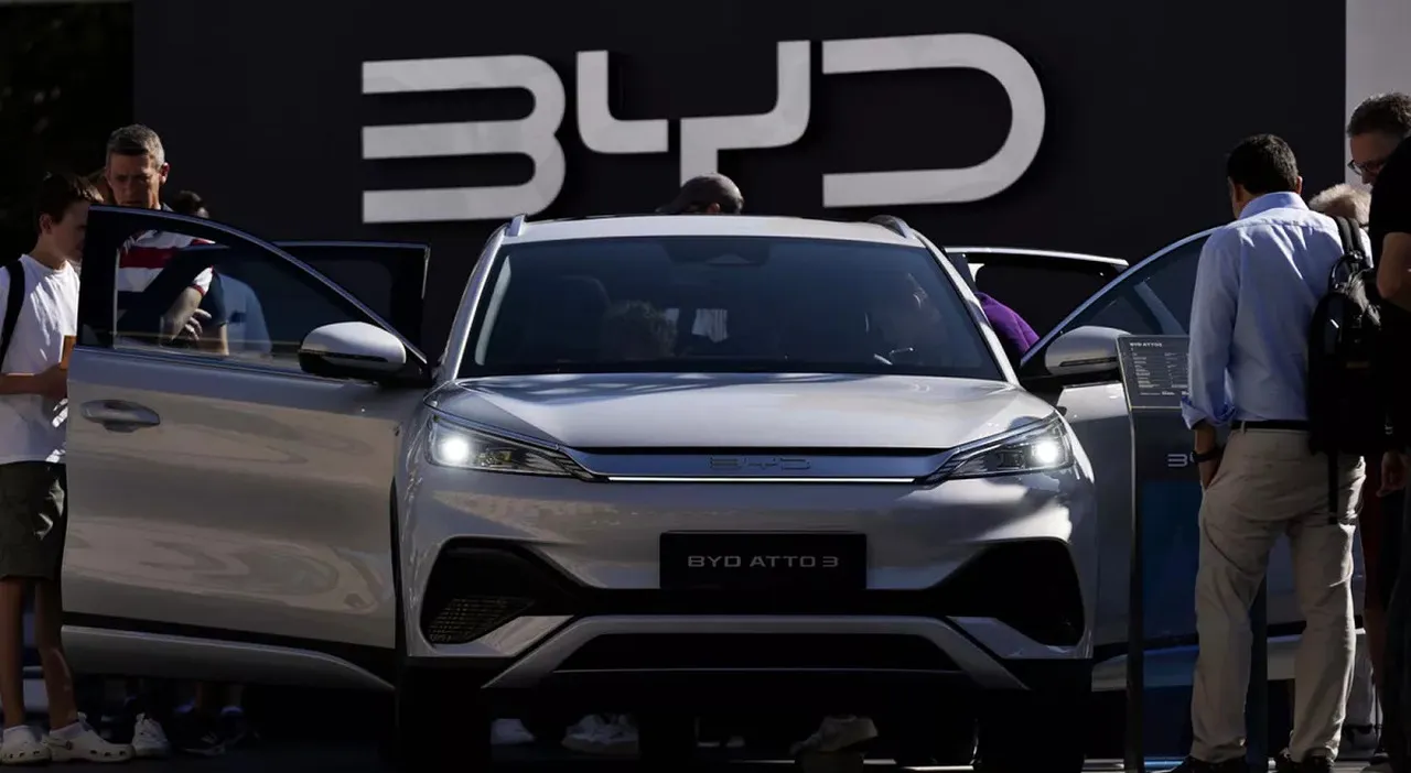 Le Auto Elettriche Cinesi di BYD tra Accuse e Polemiche: L’offensiva su Governo Italiano, Burocrazia e Amicizie Istituzionali