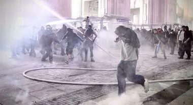Scontri a Milano: Minorenni ai domiciliari esclusi dalla scuola — Una decisione che riaccende il dibattito sui diritti dello studente