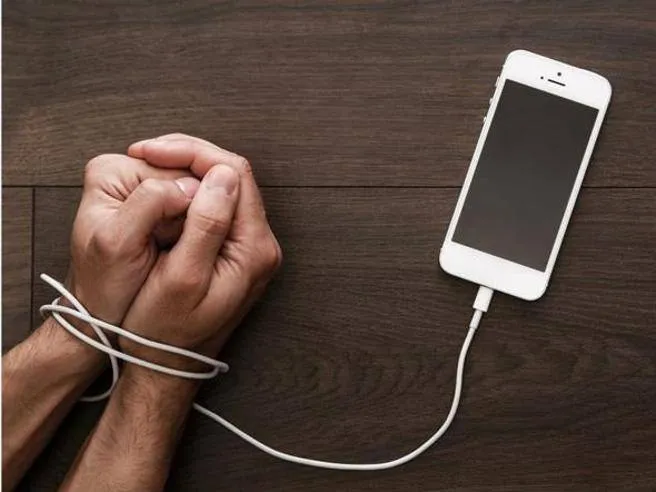 Giovani e Internet: Urge una Nuova Educazione Digitale di Fronte all'Aumento della Dipendenza da Smartphone