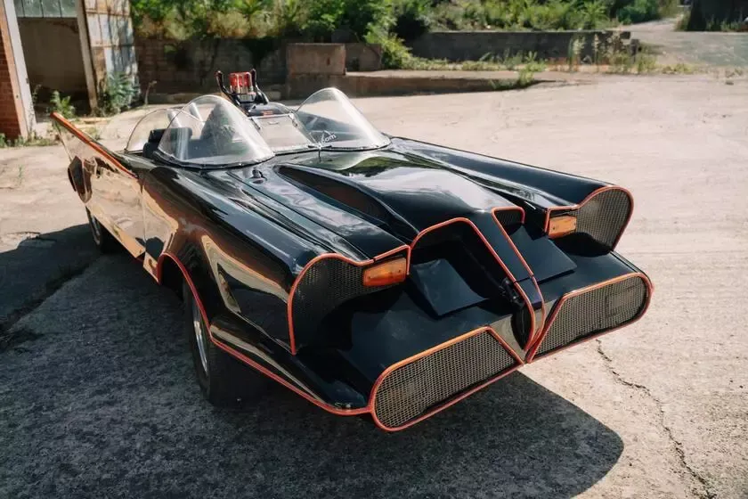In asta a Firenze la replica della Batmobile del 1966: tutti i dettagli sull’icona automobilistica di Batman