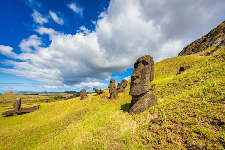 La rivoluzionaria scoperta sulla locomozione dei moai: la scienza svela i misteri del trasporto delle statue sull’Isola di Pasqua