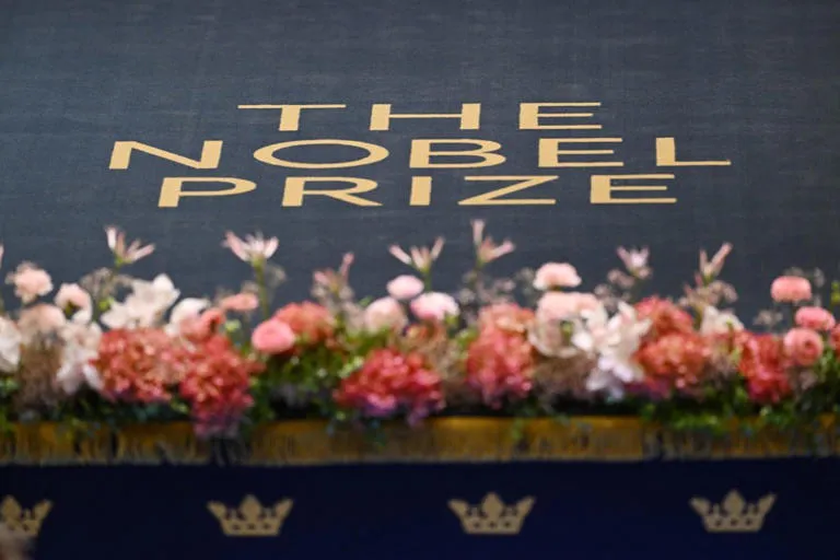 Premi Nobel 2025: Gli Stati Uniti Dominano la Scena Mondiale nonostante le Difficoltà nei Finanziamenti alla Ricerca