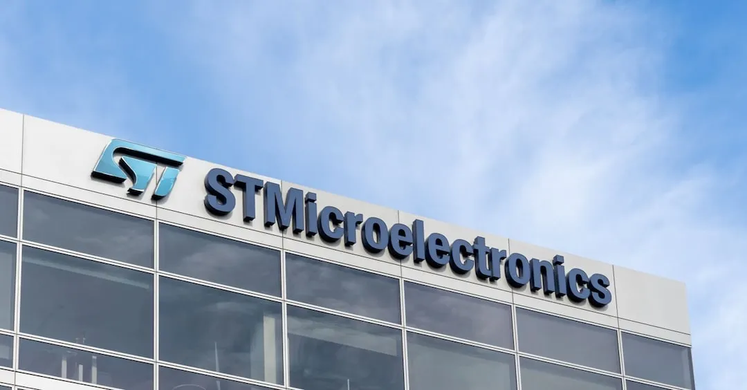 STMicroelectronics: Bilancio Solido nel Terzo Trimestre 2025 e Incognite per il Futuro del Settore dei Semiconduttori