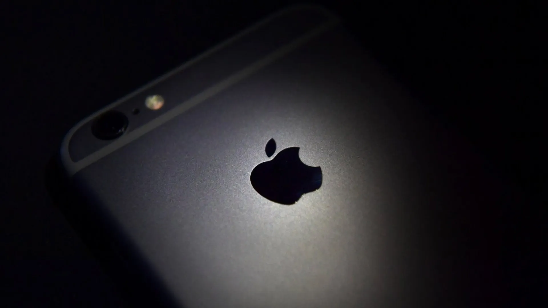 Spyware e attacchi invisibili su iPhone: il caso delle vulnerabilità WhatsApp e iOS 18.6 e le risposte di Apple e Meta