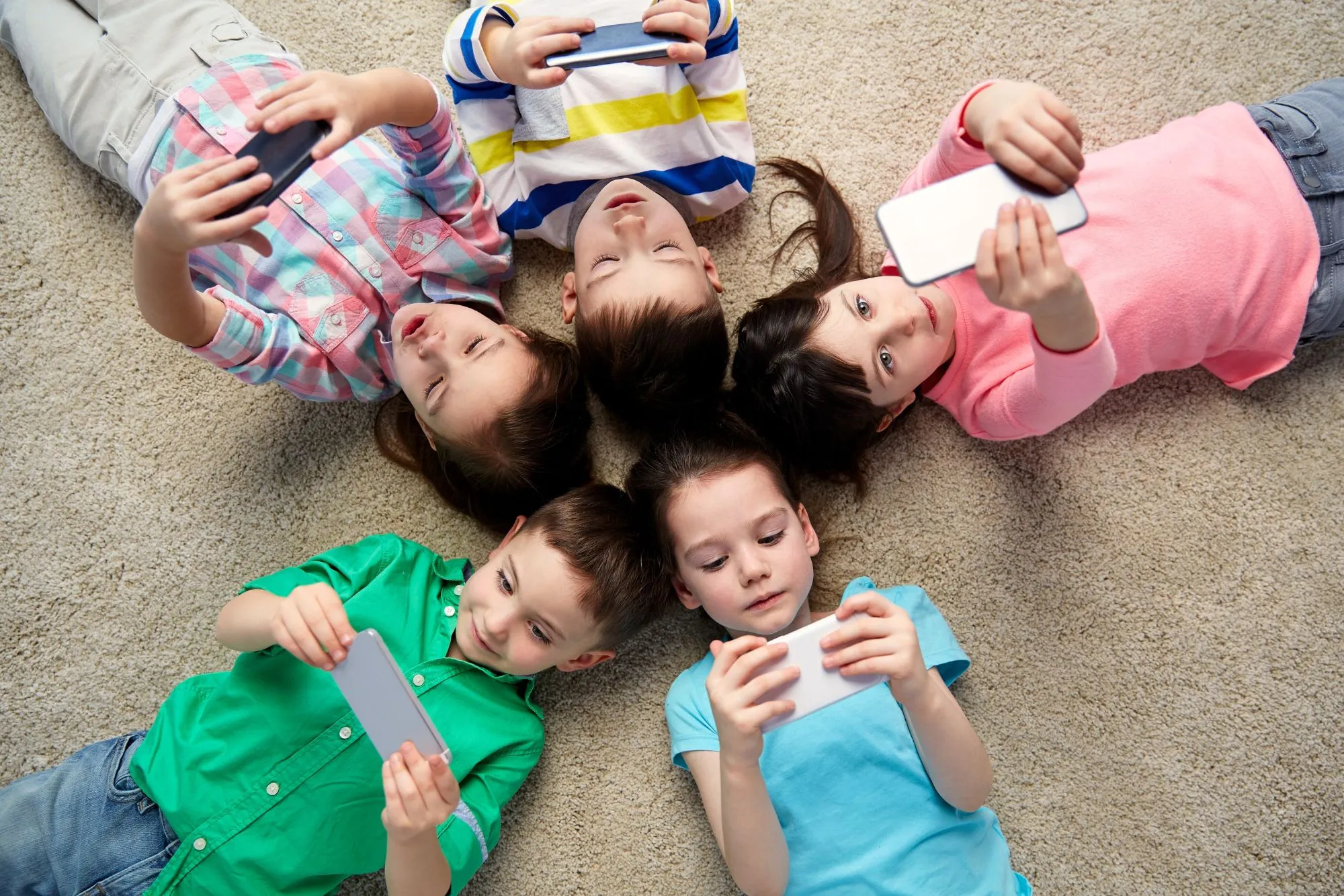 Smartphone e Minori: Perché Aspettare i 13 Anni è Fondamentale per la Salute Mentale dei Ragazzi