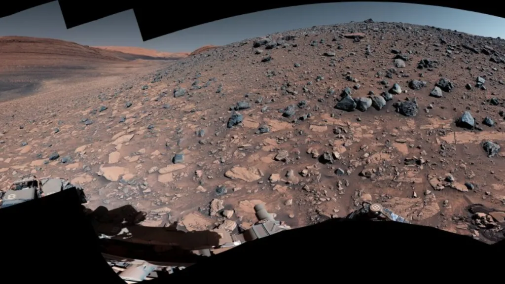 Perseverance svela misteriosi paesaggi e rocce enigmatiche in uno dei panorami più nitidi mai osservati su Marte