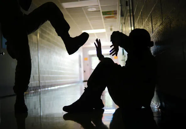 Violenza tra ex studenti in un liceo della provincia di Roma: aggredito in classe un alunno promosso
