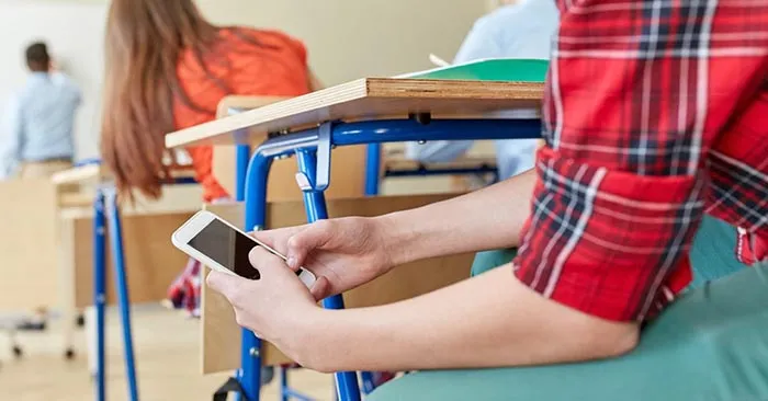 Dal Telefonino in Aula all'Aula del Tribunale: Lo Scontro a Scuola a Bolzano tra Disciplina e Rispetto