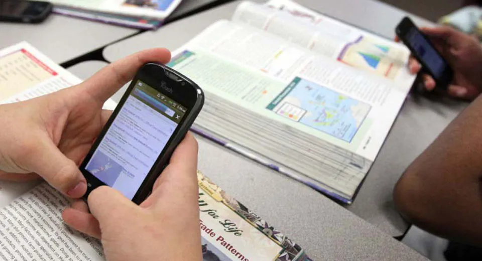 Divieto di Smartphone nelle Scuole: Il Caso Alabama Ispira il Mondo della Didattica