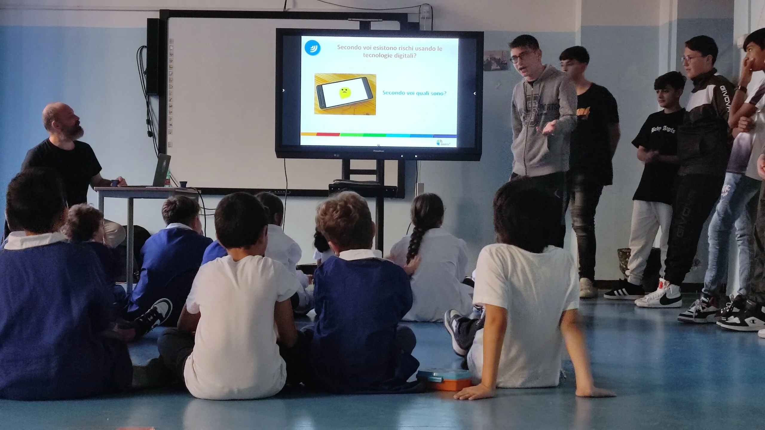 Laboratori Digitali per la Cittadinanza Attiva: Costruire Comunità Online Responsabili nella Scuola del XXI Secolo