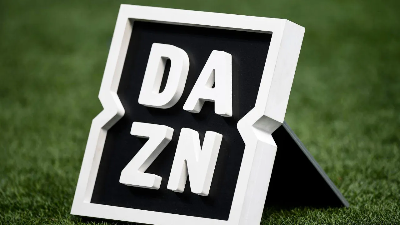 DAZN sotto la lente AGCOM: rischio sanzioni milionarie per pubblicità indiretta su scommesse nelle trasmissioni sportive