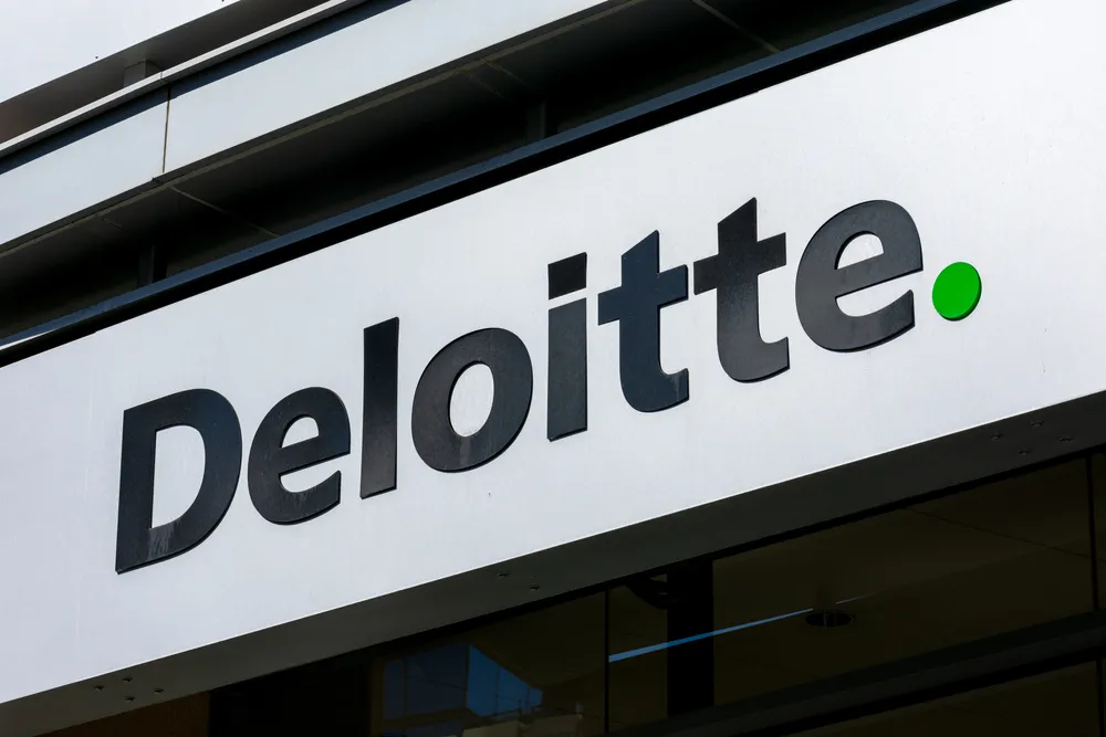 Scandalo Deloitte in Australia: Il Report Generato dall’IA con Fonti False Che Ha Costretto alla Restituzione dei Fondi Statali