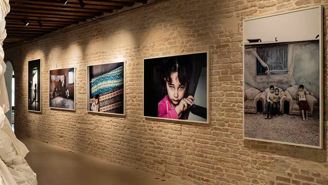 L’Installazione “Dreams in Transit” Illumina Piazza San Marco: L’Arte per Raccontare i Sogni dei Migranti