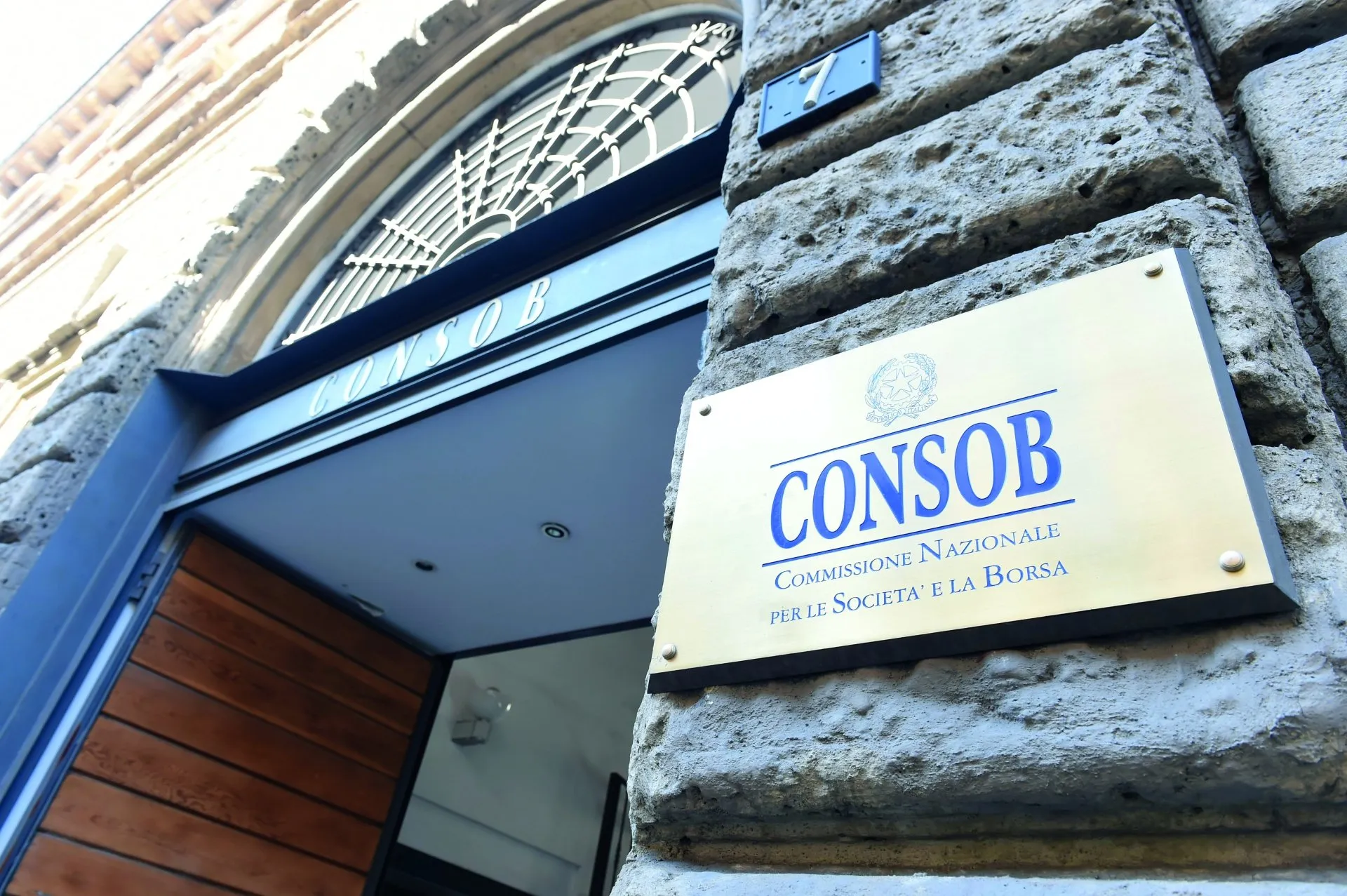 Consob Blocca Tre Siti di Truffa Criptovalutaria con Politici Italiani 'Clonati': Nuove Misure Contro le Frodi Online