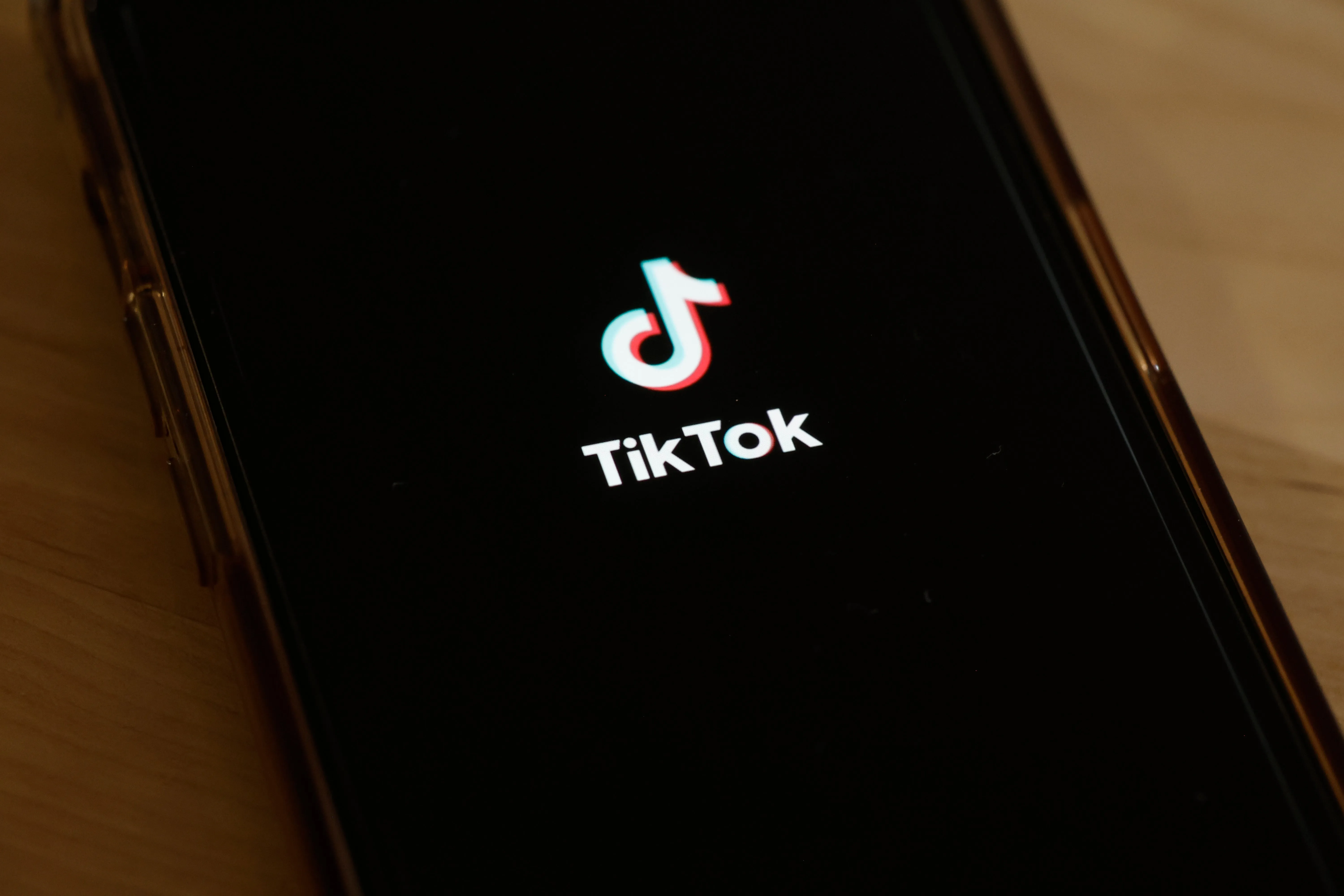 TikTok in versione 'MAGA al 100%': accordo Trump-Oracle, tra controllo USA e algoritmi (non solo) in chiave politica