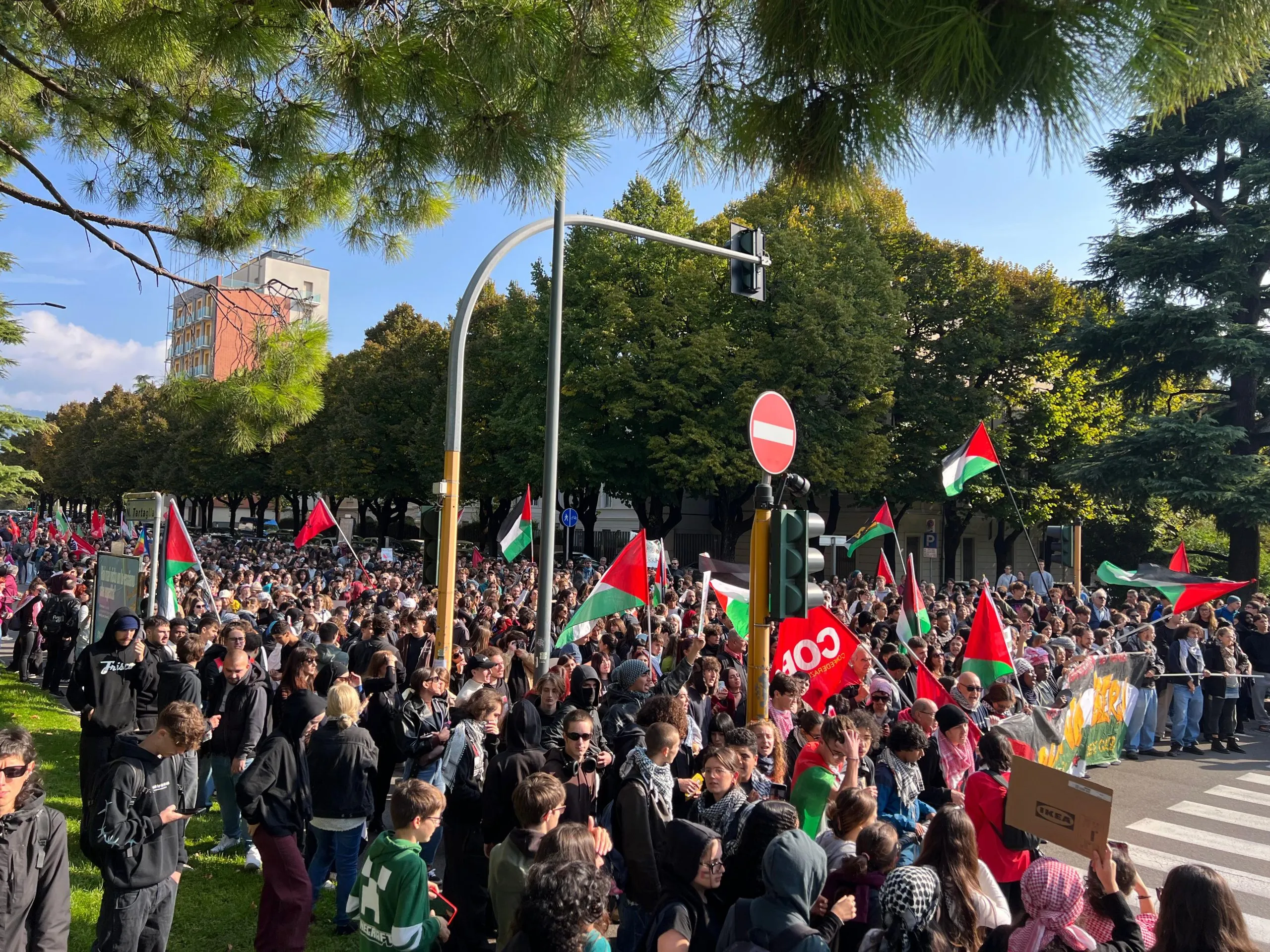 Sciopero e caos a Brescia: il racconto di una città paralizzata tra lavori ferroviari e protesta sociale