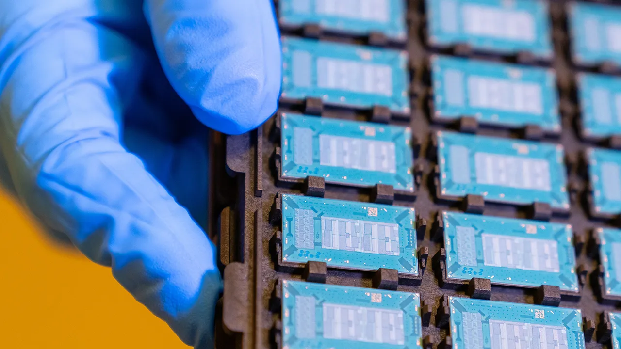 Intel conferma: nessun abbandono dei substrati in vetro, continuità e innovazione nella roadmap 2023