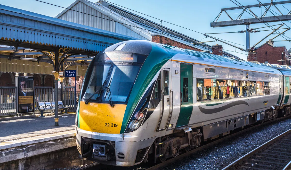 Treni più Silenziosi in Irlanda: Multe di 100 Euro per Ascolto di Musica senza Cuffie e Altre Regole Innovative