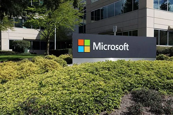 Microsoft rivoluziona il lavoro ibrido: dal 2026 tre giorni obbligatori in ufficio