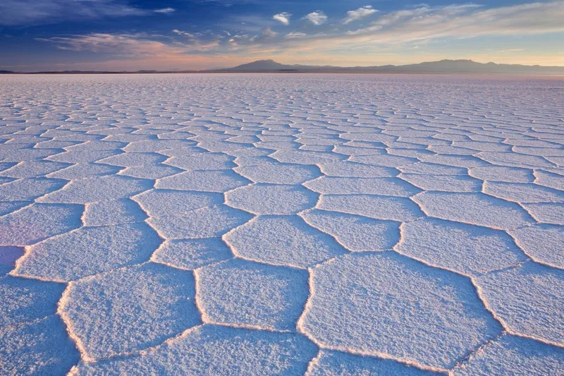 Svelato il Mistero dell’Effetto Specchio nel Deserto di Sale Boliviano: Nuove Scoperte dal Salar de Uyuni