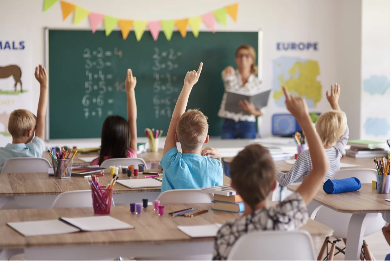 Educazione sessuale a scuola: nuovi obblighi e sanzioni nel DDL Valditara, l'emendamento della Lega divide il dibattito